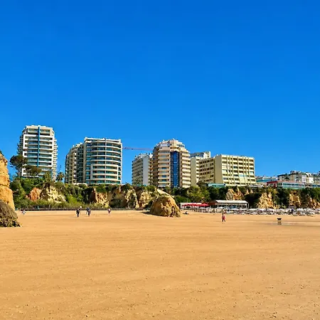 Elegant Beachfront Stay- Ocean View Balcony & Garage Apartman