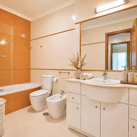 Elegant Beachfront Stay- Ocean View Balcony & Garage Apartman